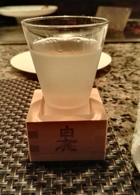 日本清酒倒酒时为什么要把酒倒满甚至溢出?