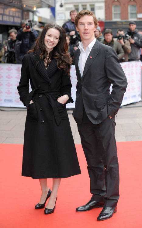 西部世界第二集开头的白裙服务员是谁？ - 知乎