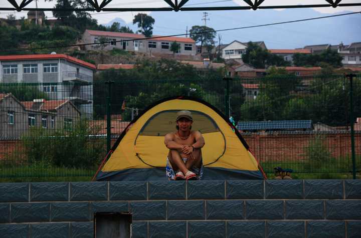 自拍是迫不得已的，遇到女盆友了还在自拍