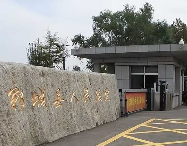儿子逼父母贷款替其还债被拒，欲断绝父子关系被父亲打致轻伤二级，如何理解法院判父亲免予刑事处罚？