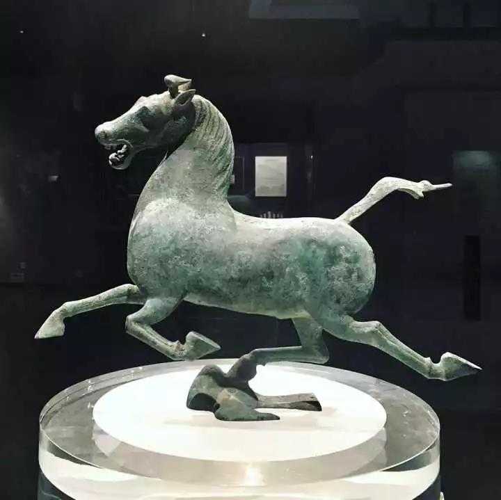 銅製 置物(馬踏飛燕)ばとうひえん　サイズ幅32.5㎝高さ32㎝　台の幅38㎝ 銅製 置物(馬踏飛燕)ばとうひえん サイズ幅32.5㎝高さ32㎝ 台