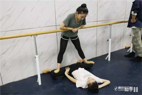 你是如何练习劈叉的?你觉得练习劈叉有哪些好处? - 知乎