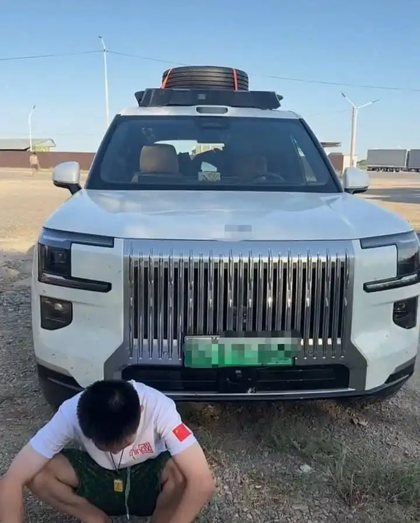 新能源车跨境自驾遭远程锁车，车主称「事前未提醒出境会被锁车」，汽车售出后厂商该不该保留「控制权」？