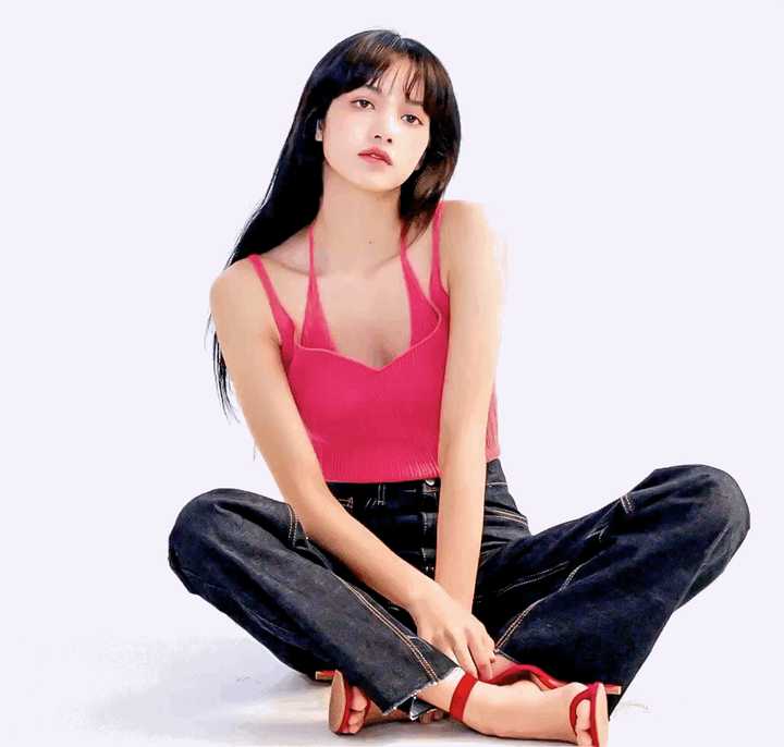 lisa真人的肩真的很宽吗