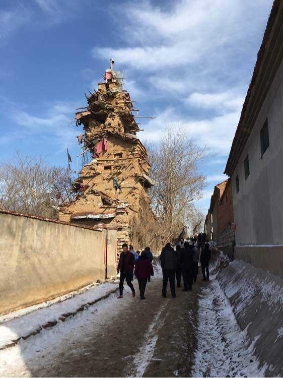 山东潍坊农民胡光州设计建造的土城堡