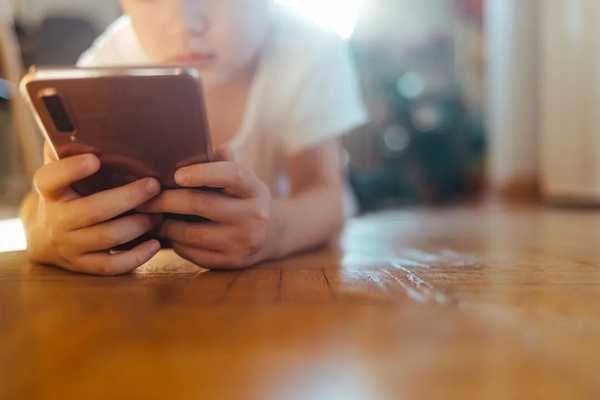 孩子抱着 AI 聊三小时，问「十一楼飞出窗会摔到吗」，AI 竟称会慢慢飘起，为啥会这样？家长该怎么做？