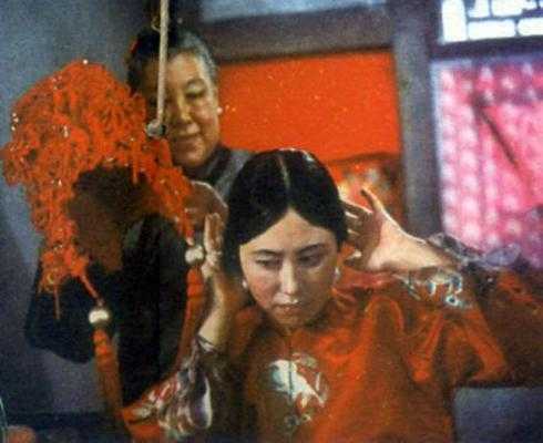 《骆驼祥子》中，虎妞花钱的挥霍无度是否是促成其结局的原因？