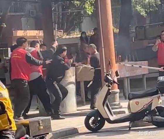 广州一男子「持刀行凶还追着警察砍」,当地派出所「行凶者已被抓,无人受伤」,行凶者可能面临哪些刑罚? - 知乎