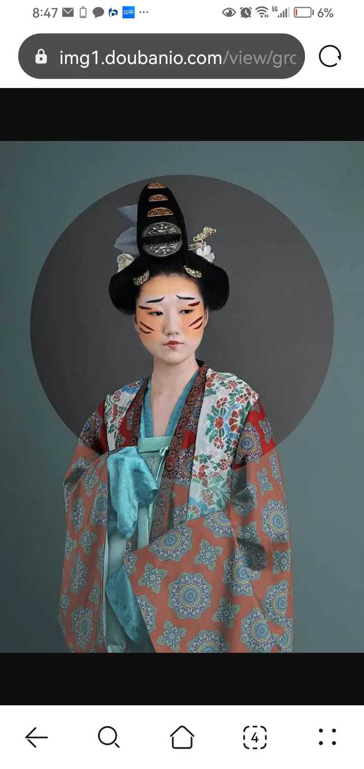 日本公家女性的“十二单”这类，“穿N层衣服都开襟”的审美范式，是什么