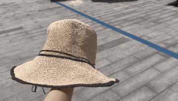 纺纱设备、钓鱼、快乐的渔夫概念。戴着太阳帽的幸福女人拿