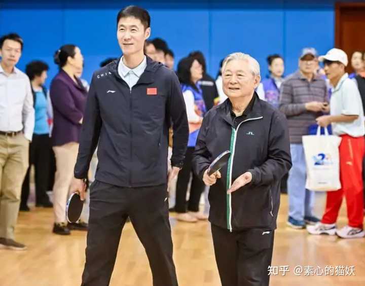 乒坛传奇徐寅生与樊振东同框,谁懂这个画面薪火相传的含金量? - 知乎