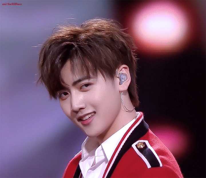 如何评价r1se成员焉栩嘉的颜?