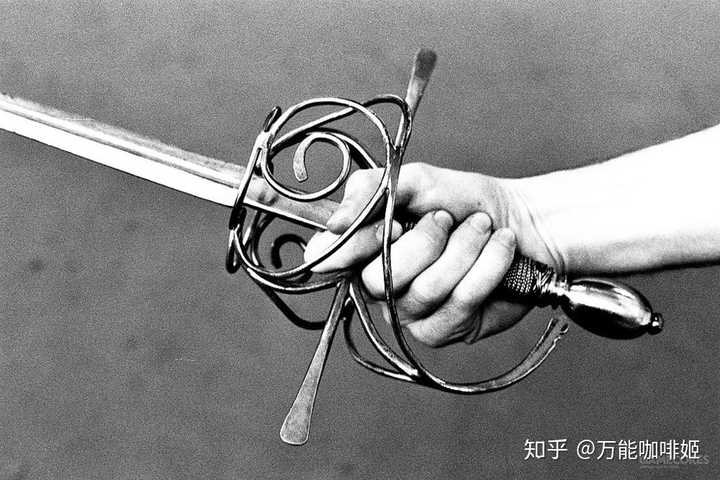 有没有在动漫中被扭曲了形象的兵器? - 知乎