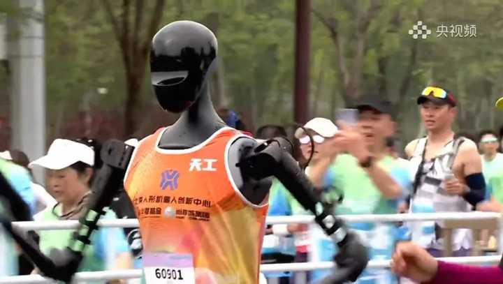 全球首个人形机器人半马在中国举办，20个机器人参赛，天工Ultra率先完赛，对推动机器人应用有何影响？ - 知乎