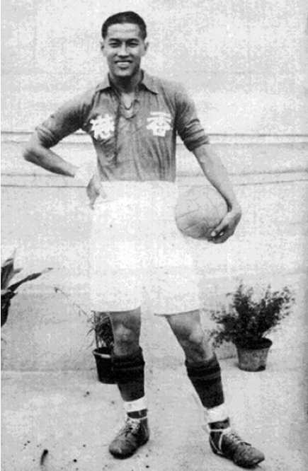 李惠堂，字光梁，广东梅州人，生于 1905 年，1922 年开始在香港踢球。