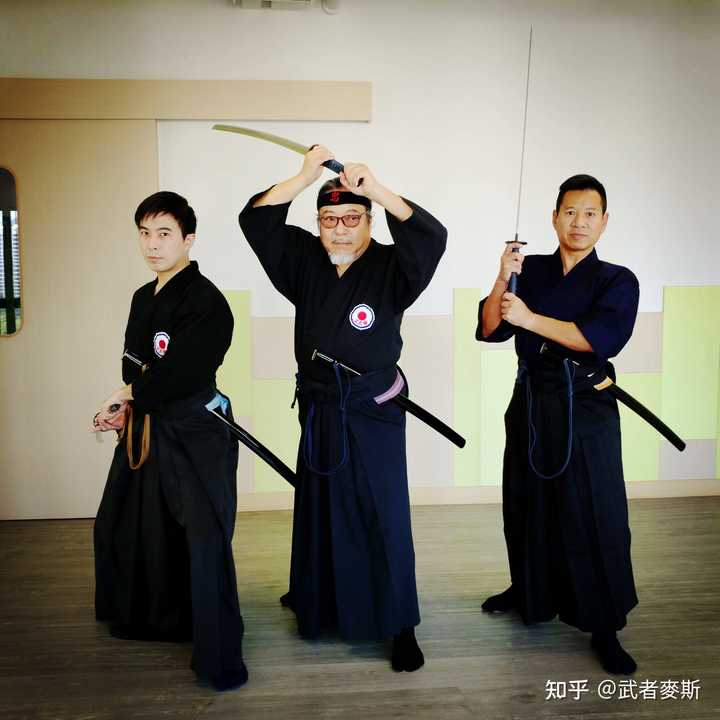 武士对决前双手握刀向下一震那个姿势叫什么？ - 知乎