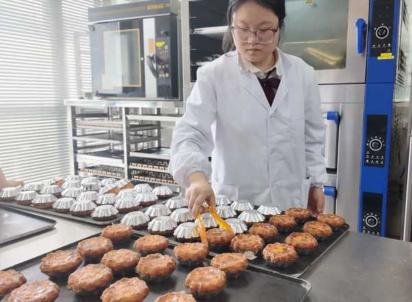 蛋挞工厂试吃员一年吃 1 万个蛋挞，称把爱好变成了专业，吃蛋挞要这么专业吗？长期吃甜食身体能适应吗？