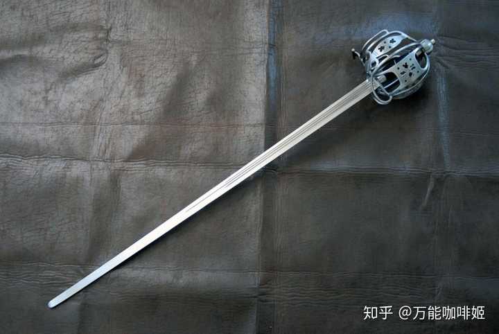 有没有在动漫中被扭曲了形象的兵器? - 知乎