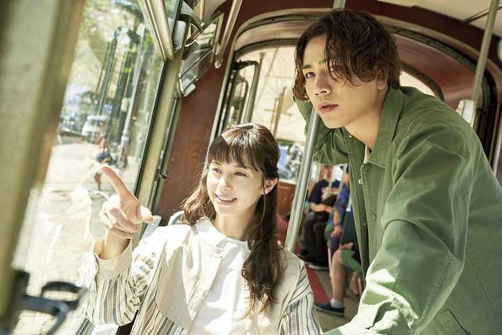 (导演)剧情概要:中岛美嘉经典歌曲《雪花》(又译:雪之华,雪之花)将