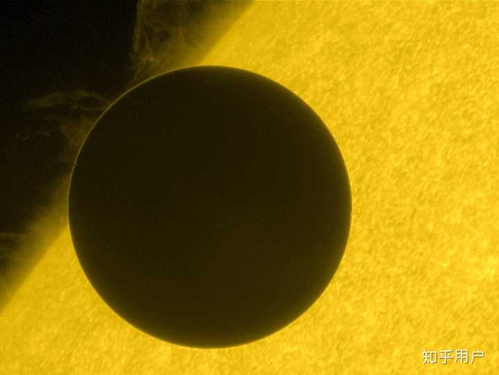 太阳的大气层由里到外分成光球、色球、日冕三大层次,它们的温度是依次增加的,原因是什么? - 知乎
