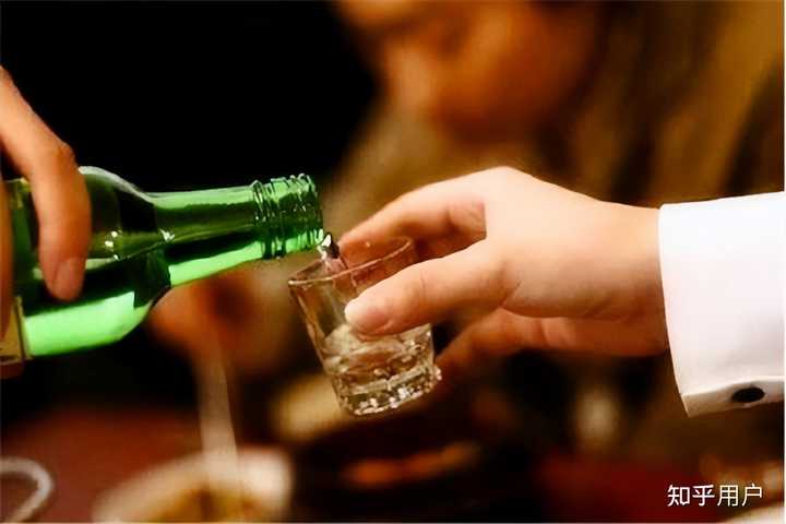给别人倒酒时,对方敲桌子是什么意思? - 知乎