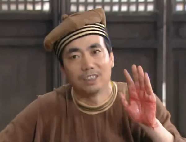 男孩玩灭火毯全身扎满超细玻璃纤维，又痒又痛取不出来，灭火毯为什么会「扎人」？怎么处理才不遭罪？