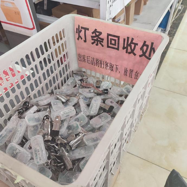 网友吐槽快递站亮灯取件不方便，还必须下载 app 扫码，为啥现在要推广这种模式？你觉得好用吗？