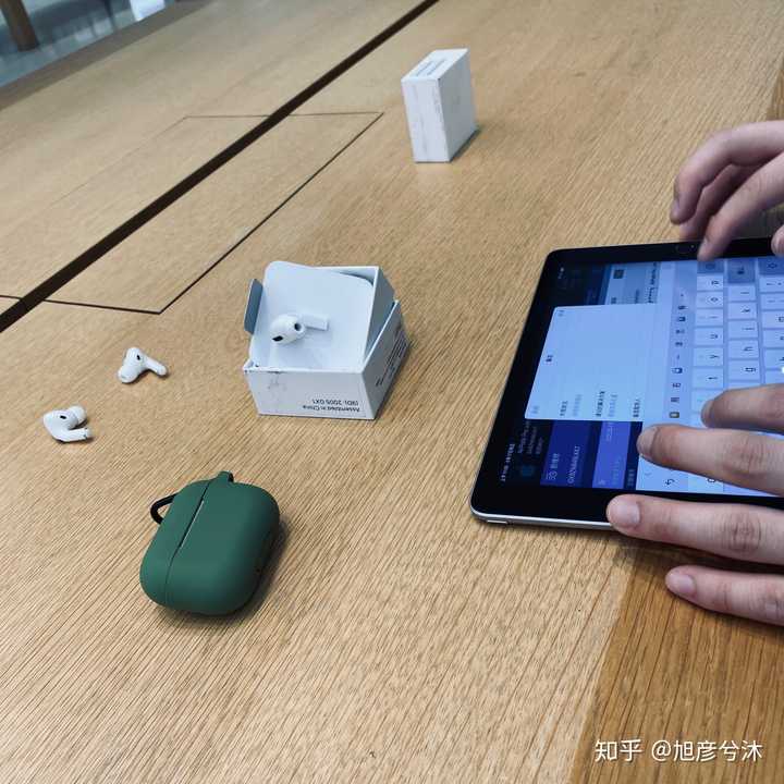 airpods pro晃动时左耳就有摩擦声，像是零件松动，大家有遇到过这个