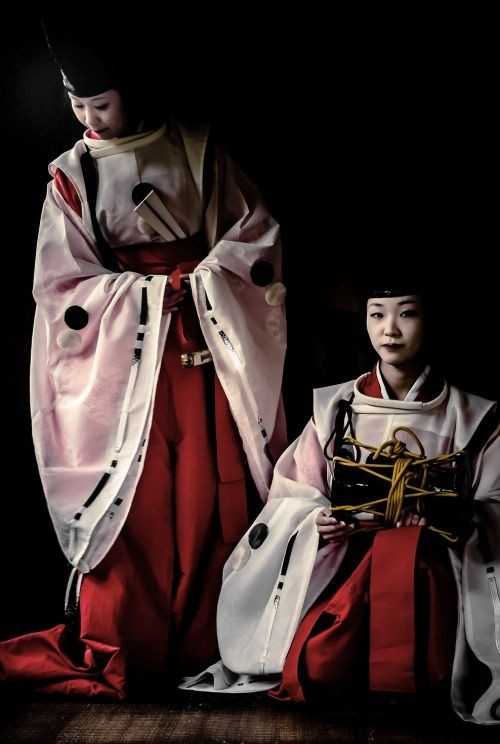 日本动漫之中那种白衣红袴打扮的美感来自何处? - 知乎