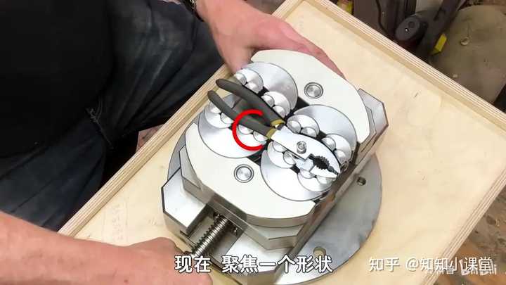 如何设计夹子,让他既能夹住圆形物体又能夹住方形物体呢? - 知乎