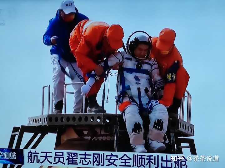 神舟十三号返回舱成功着陆，3 名航天员顺利出舱，任务圆满成功，你有哪些祝福？如何评价这次任务的意义？