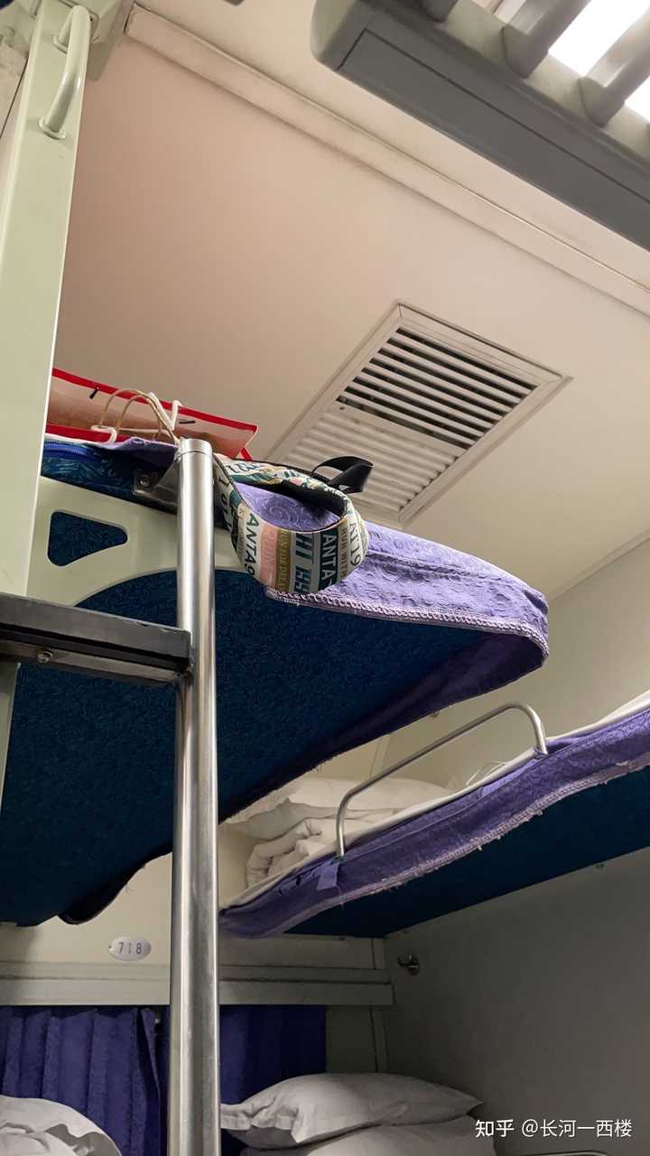 睡在火车硬卧上铺是一种怎样的体验? - 知乎
