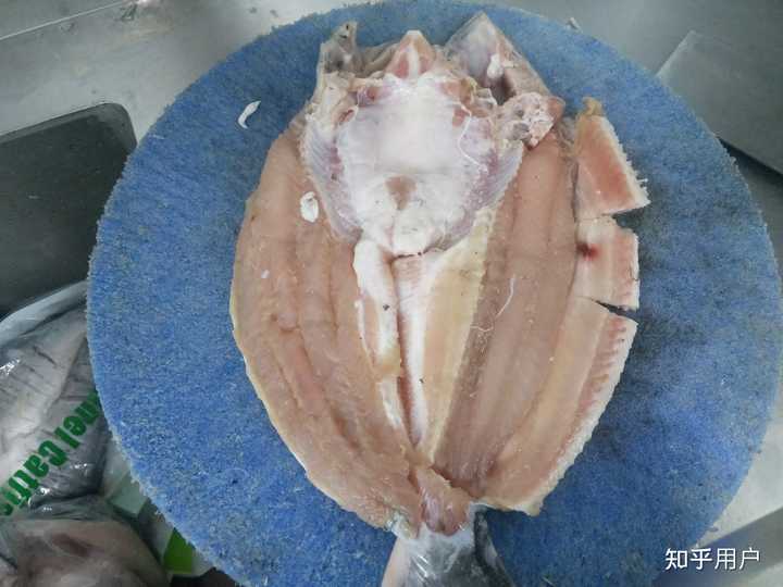 媒体卧底两家半天妖烤鱼,垃圾桶捞回食材上桌,「只要不臭都能用」,哪些信息值得关注? - 知乎