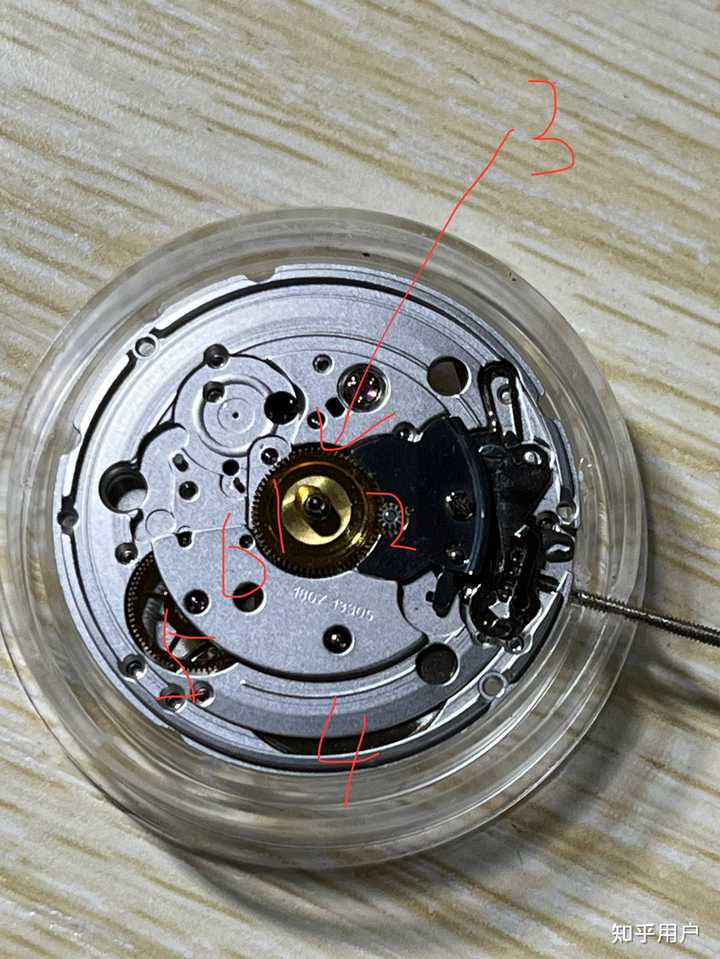 钟表的指针怎么做到一根轴上面时针分针秒针走的速率都不同的? - 知乎