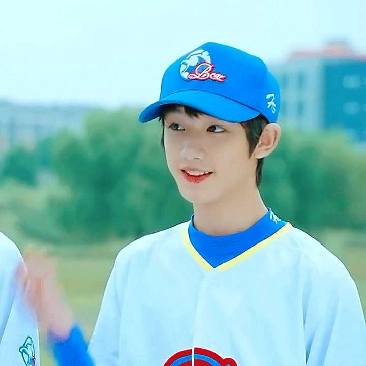 可以安利一些丁程鑫小时候的照片吗探出好奇的小脑袋