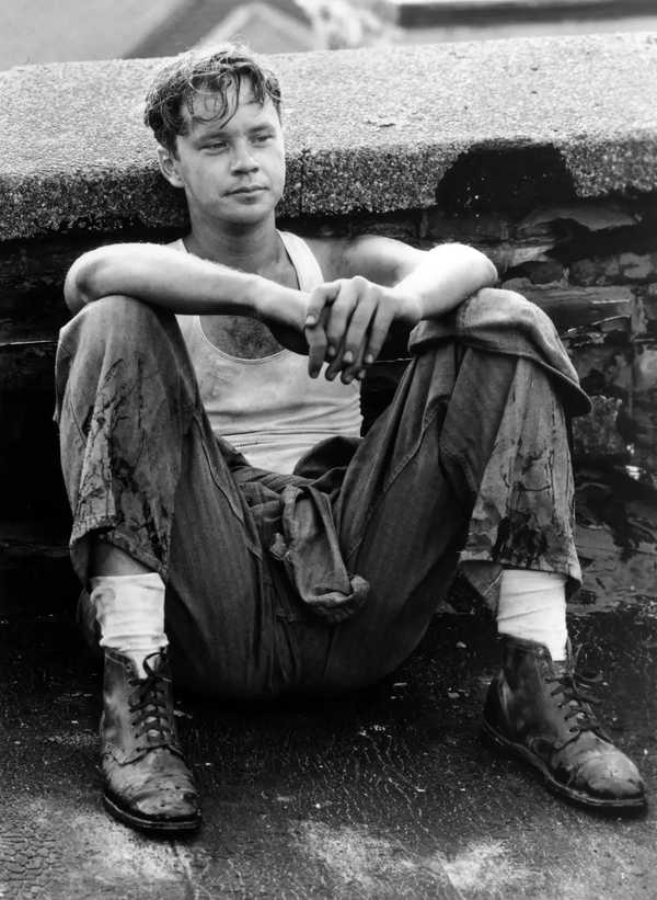 为什么《肖申克的救赎》的男主角安迪最后选择跑到芝华塔利欧隐姓埋名而不是利用银行家的才华重出江湖？