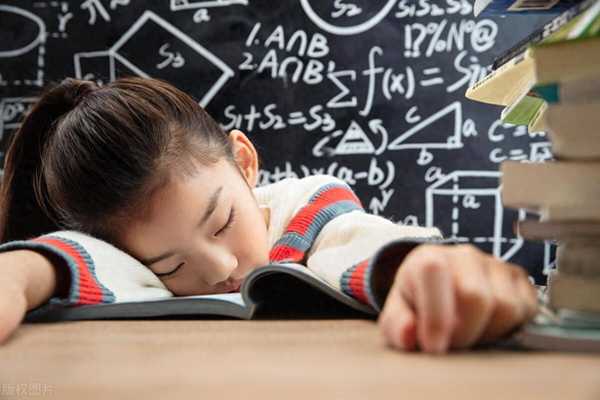 孩子把自己考试失败的原因归结在妈妈给自己报了太多的辅导班，导致自己没时间好好复习，这件事你怎么看？