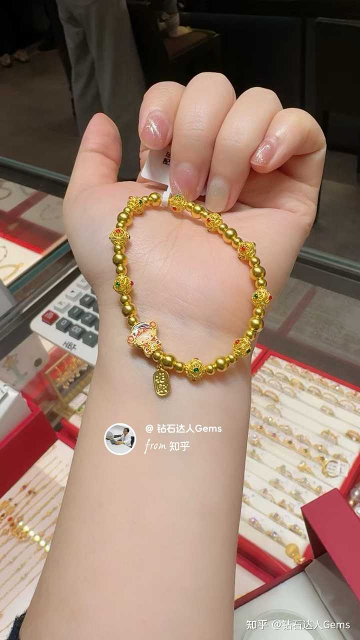 黄金价格创历史新高，多家品牌金价已突破900 元/克，有何推动因素？投资者该不该入场？后续走势如何？ - 钻石达人Gems 的回答-