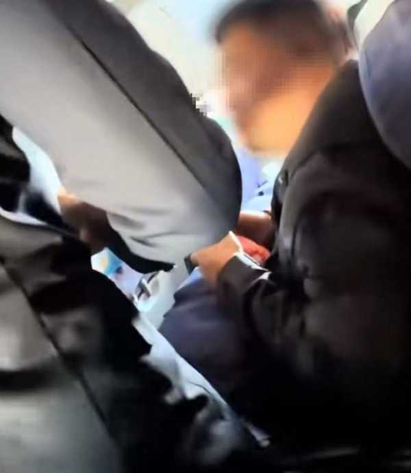 旅客飞机厕所吸烟自称「老烟民憋得难受」，已被警方带离，此举风险有多大？若打火机被带上飞机，谁该担责？