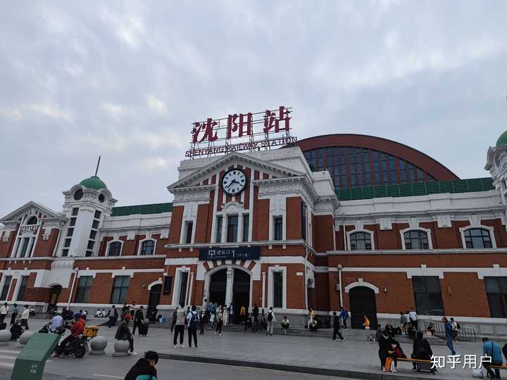 为什么火车站要统一使用红色隶书字体做站名? - 知乎