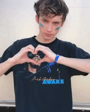 有没有那种在头上比心的表情包