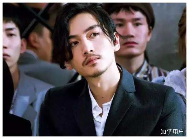 为什么国外男人喜欢留胡子，而国内普遍不接受男人胡子拉碴，印象很差？ 知乎 