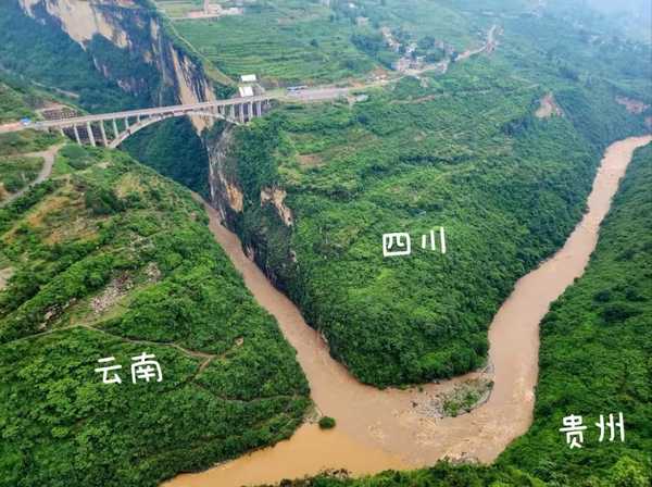 有没有两个地点在地图上看着挺近，但实际上却很难直接走陆路，需要绕很远才能通过的？