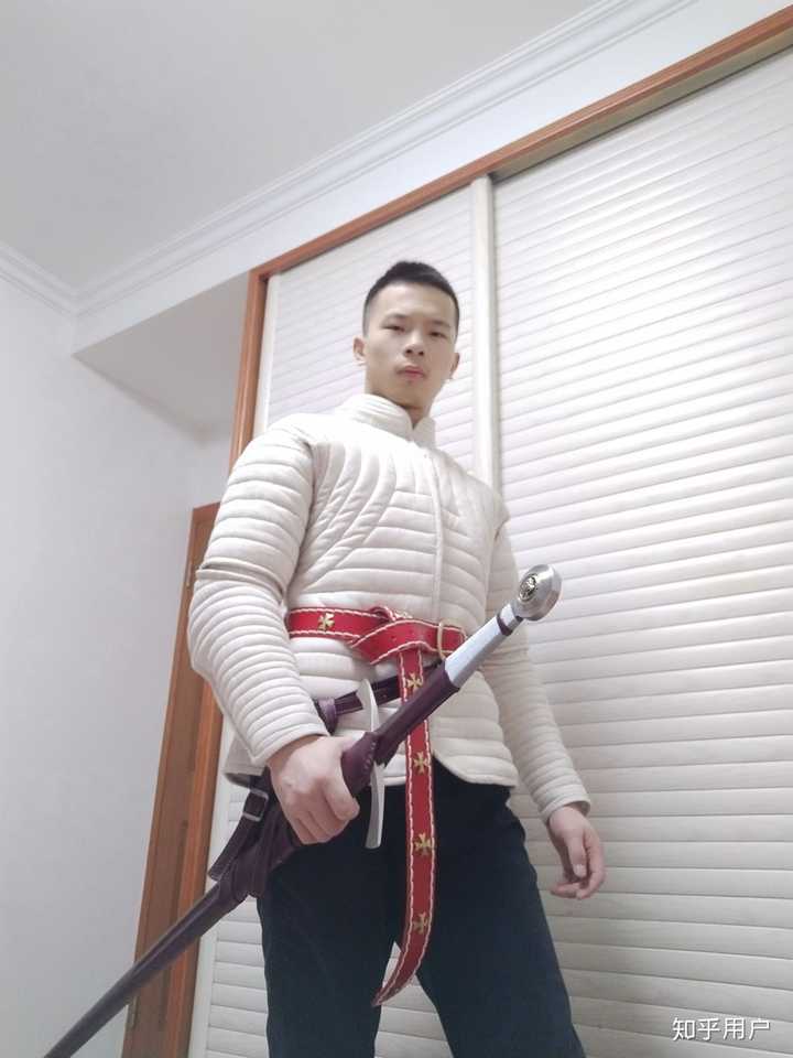 一把西方大剑由几部分组成与我国古代的剑相比有什么区别? - 知乎