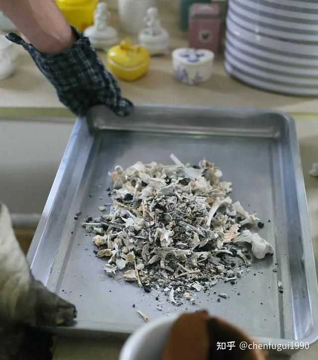 刚火化出炉的人体骨灰是粉状的还是块状的? - 知乎