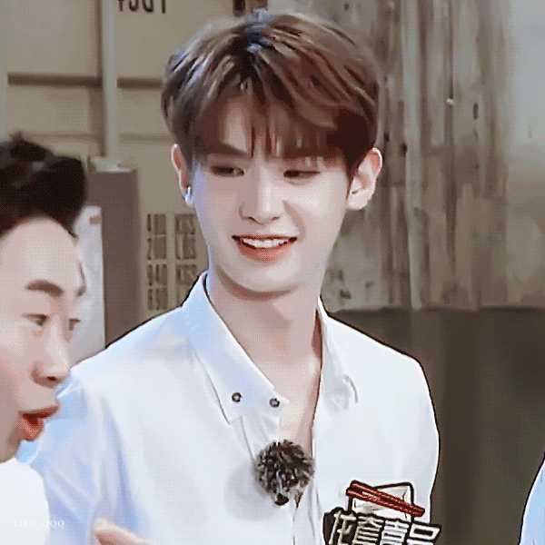 有没有黄明昊泰菲笑的图片