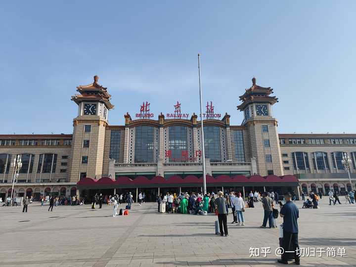 为什么火车站要统一使用红色隶书字体做站名? - 知乎