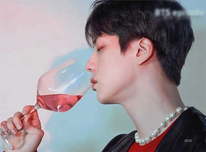 有没有防弹少年团帅气的喝酒图片,动图也可?