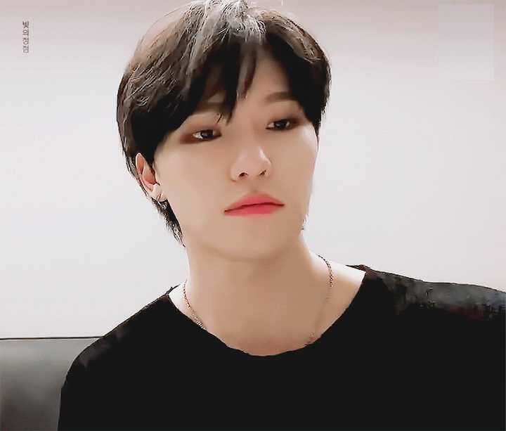 为什么seventeen忙内李灿人气一直是铁back? - 知乎