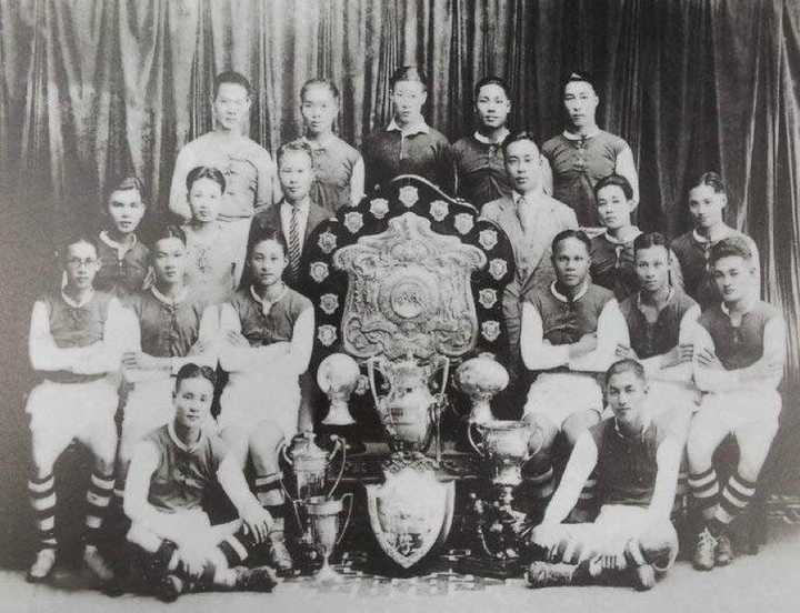 李惠堂带领乐华队获得的荣誉，第一排右边的是李惠堂。